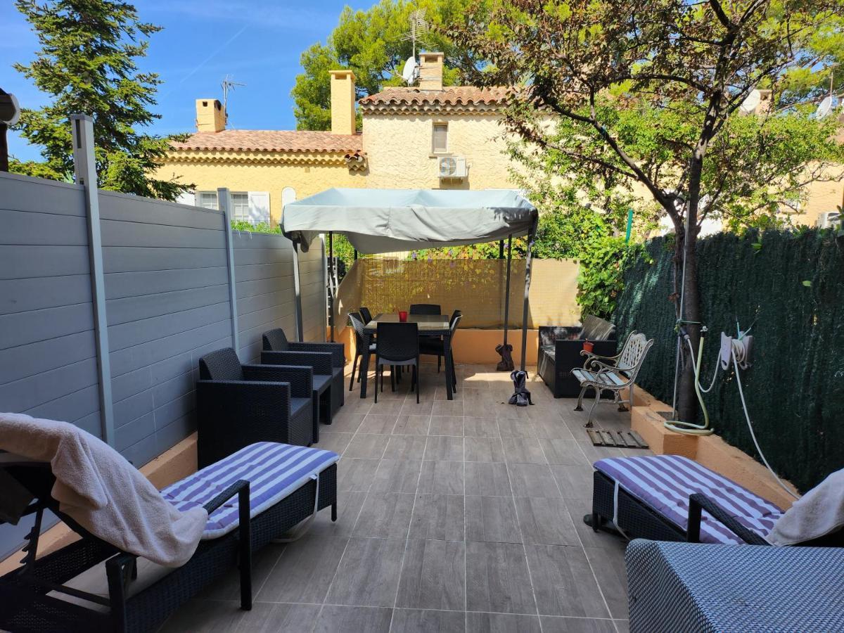 Petit coin de paradis au soleil près de la mer Saint-Cyr-sur-Mer Extérieur photo